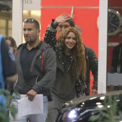 shakira-llego-a-argentina-tras-cancelar-sus-shows-en-chile-look-canchero-y-saludo-a-sus-fans-37572