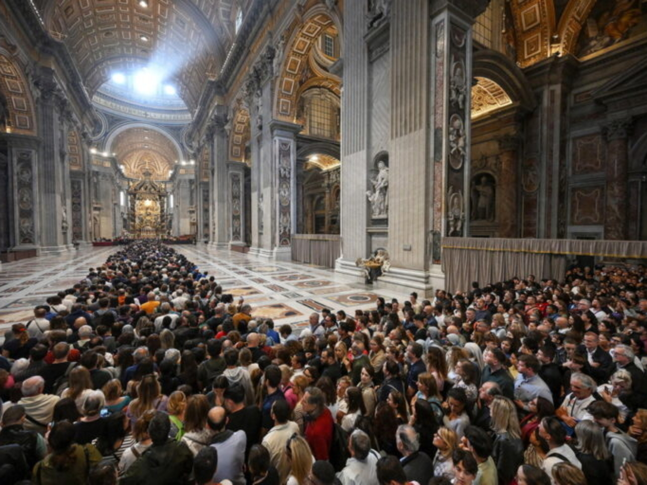 Vatican City (Vatican City State (Holy See)), 23/04/2025.- Members of the public line up to pay their respects to the late Pope Francis as he lies in state at Saint Peter's Basilica, in Vatican City, 23 April 2025. Faithful and well-wishers will be able to pay their respects to the spiritual leader, who died on 21 April 2025, aged 88, until his funeral on 26 April. (Papa) EFE/EPA/ALESSANDRO DI MEO