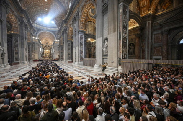 Vatican City (Vatican City State (Holy See)), 23/04/2025.- Members of the public line up to pay their respects to the late Pope Francis as he lies in state at Saint Peter's Basilica, in Vatican City, 23 April 2025. Faithful and well-wishers will be able to pay their respects to the spiritual leader, who died on 21 April 2025, aged 88, until his funeral on 26 April. (Papa) EFE/EPA/ALESSANDRO DI MEO