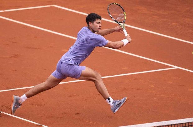 alcaraz-barcelona-2025-tuesday-volley
