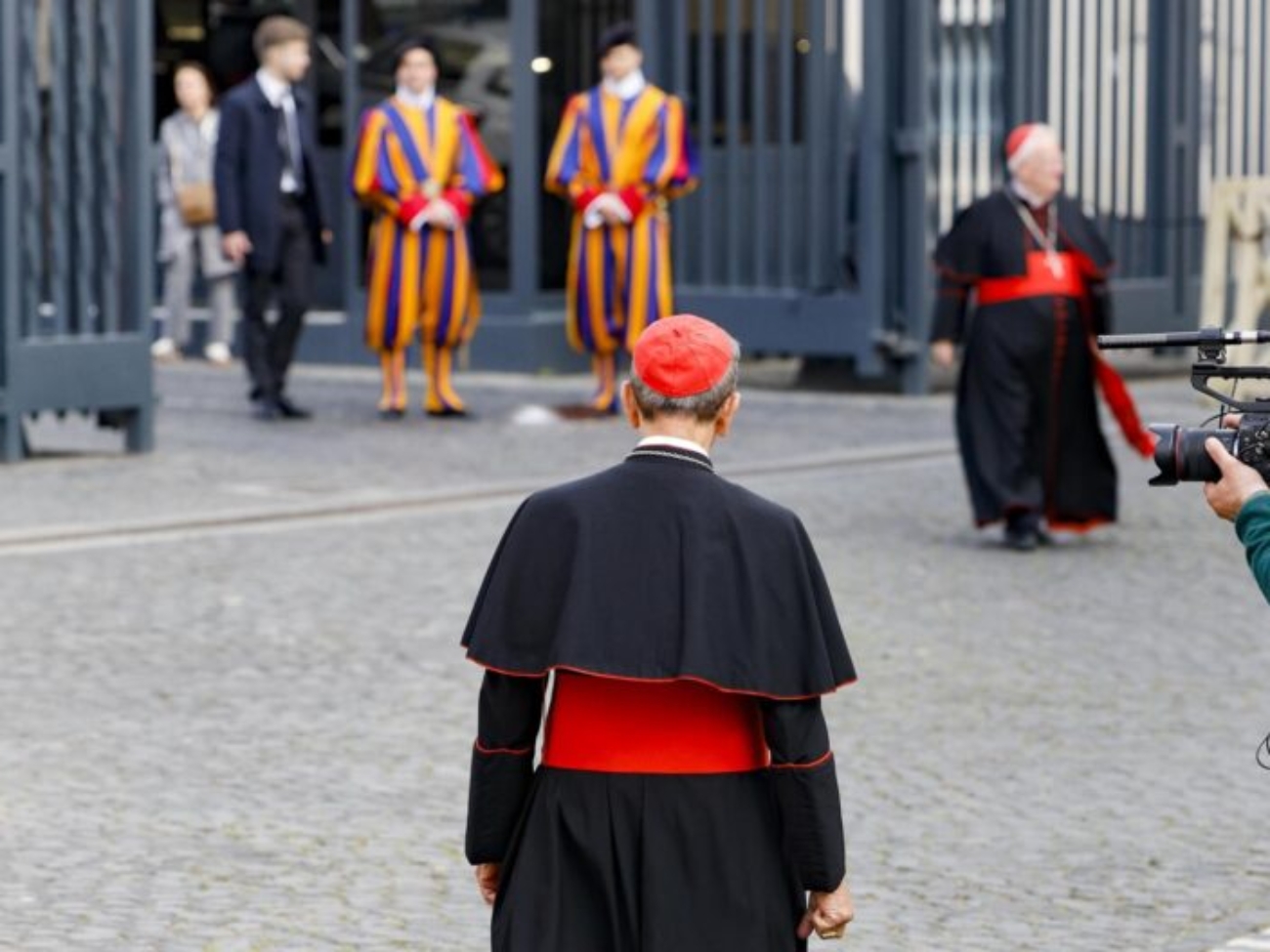 VATICAN CITY (Vatican City State (Holy See)), 28/04/2025.- Cardinals arrive at the Vatican for the fifth meeting of the Congregation of Cardinals, Vatican City, 28 April 2025. The cardinals continue their deliberations during general congregations held following the death of Pope Francis, in preparation for the assembly to elect a new pope, known as the conclave. (Papa) EFE/EPA/FABIO FRUSTACI