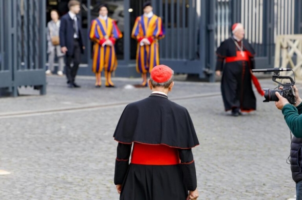 VATICAN CITY (Vatican City State (Holy See)), 28/04/2025.- Cardinals arrive at the Vatican for the fifth meeting of the Congregation of Cardinals, Vatican City, 28 April 2025. The cardinals continue their deliberations during general congregations held following the death of Pope Francis, in preparation for the assembly to elect a new pope, known as the conclave. (Papa) EFE/EPA/FABIO FRUSTACI