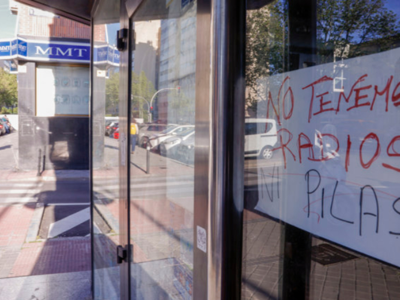 cortesia-un-cartel-que-anuncia-la-carencia-de-radios-ni-pila-colocado-en-comercio-de-madrid-40455