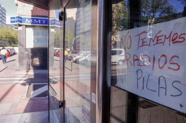 cortesia-un-cartel-que-anuncia-la-carencia-de-radios-ni-pila-colocado-en-comercio-de-madrid-40455
