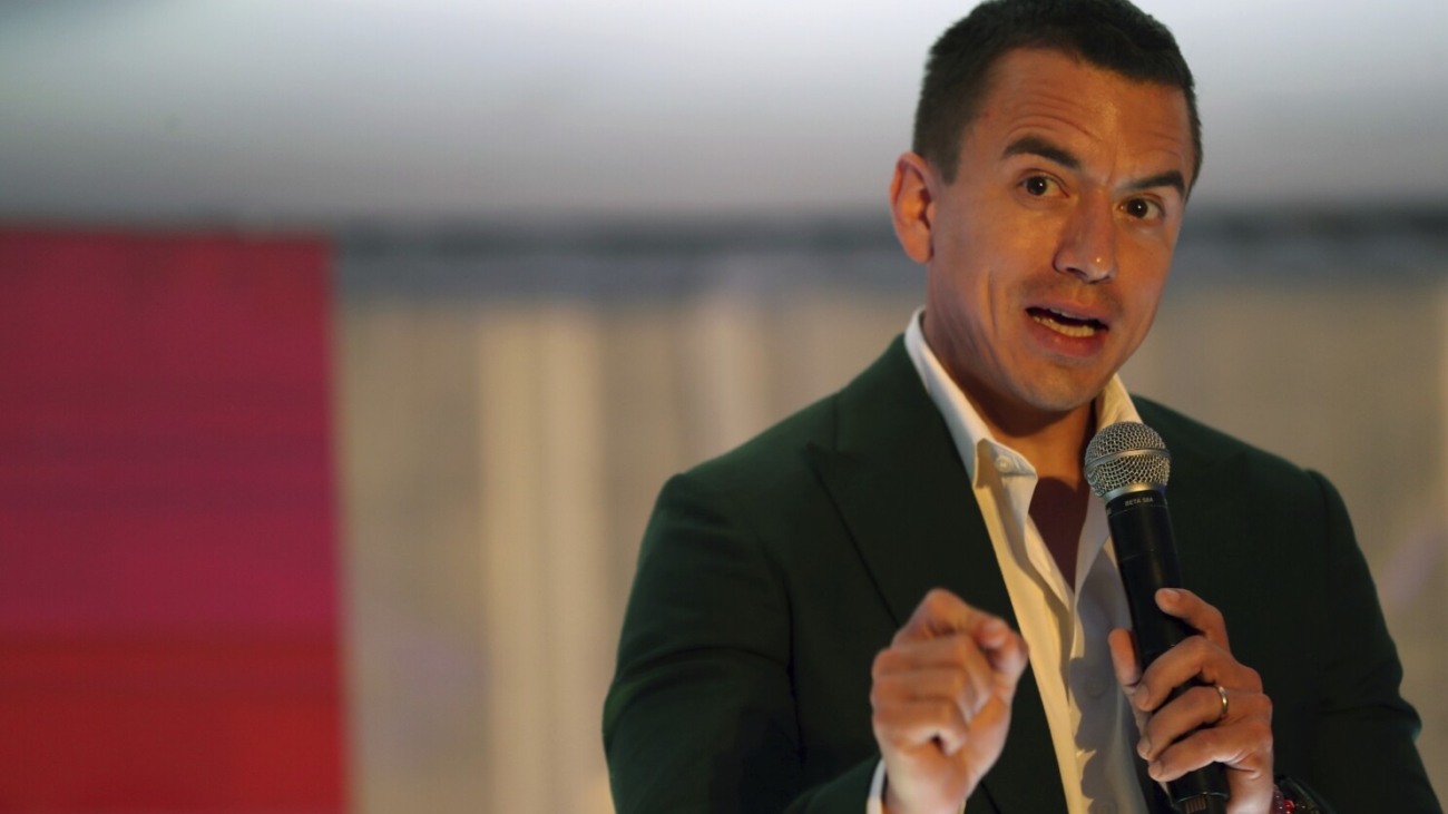 El candidato presidencial Daniel Noboa habla durante un evento de campaña en Quito, Ecuador, el viernes 29 de septiembre de 2023. Noboa, hijo del empresario multimillonario de la industria del banano Álvaro Noboa, sorprendió al avanzar a la segunda vuelta prevista para el 15 de octubre. (Foto AP/Dolores Ochoa)