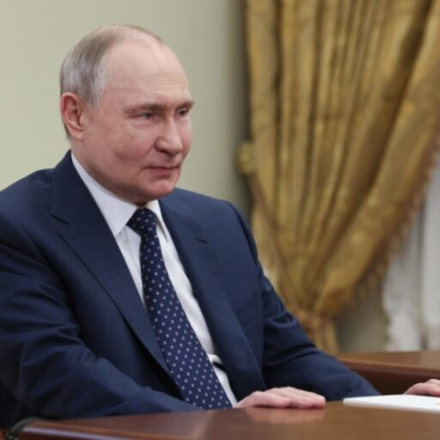 ST. PETERSBURG (Russian Federation), 28/04/2025.- Russian President Vladimir Putin attends a meeting with Speaker of the State Duma Vyacheslav Volodin in St. Petersburg, Russia, 28 April 2025. (Rusia, San Petersburgo) EFE/EPA/MIKHAIL METZEL / SPUTNIK / KREMLIN POOL MANDATORY CREDIT