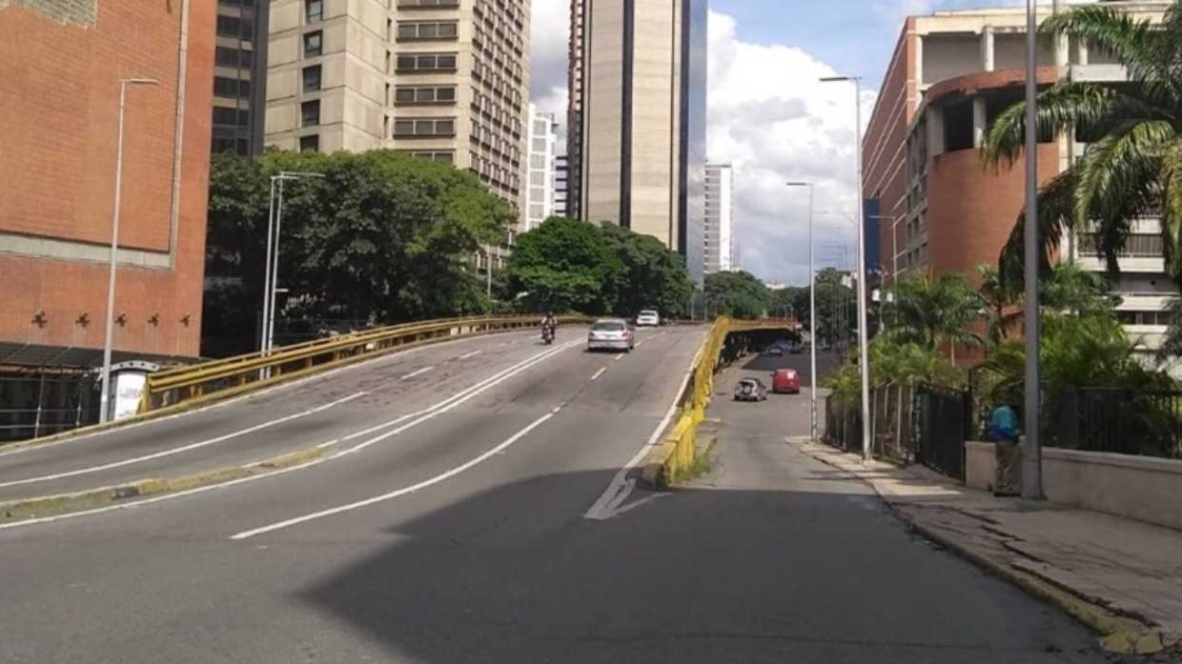 puente-de-cruce-en-la-candelaria-y-la-av-baralt-son-atendidos-tras-las-fuertes-lluvias-174329