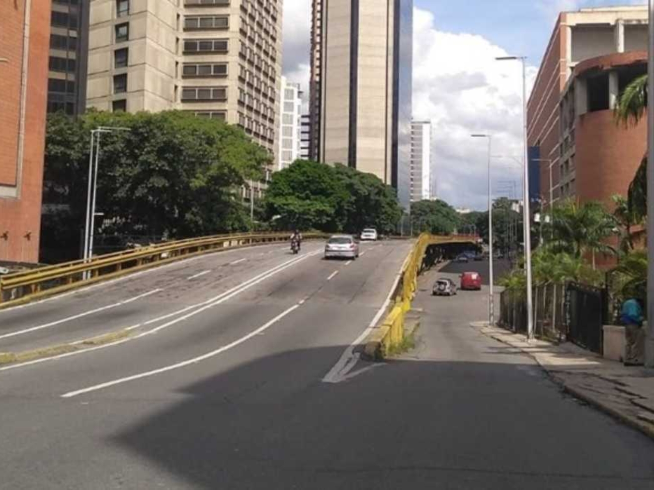 puente-de-cruce-en-la-candelaria-y-la-av-baralt-son-atendidos-tras-las-fuertes-lluvias-174329