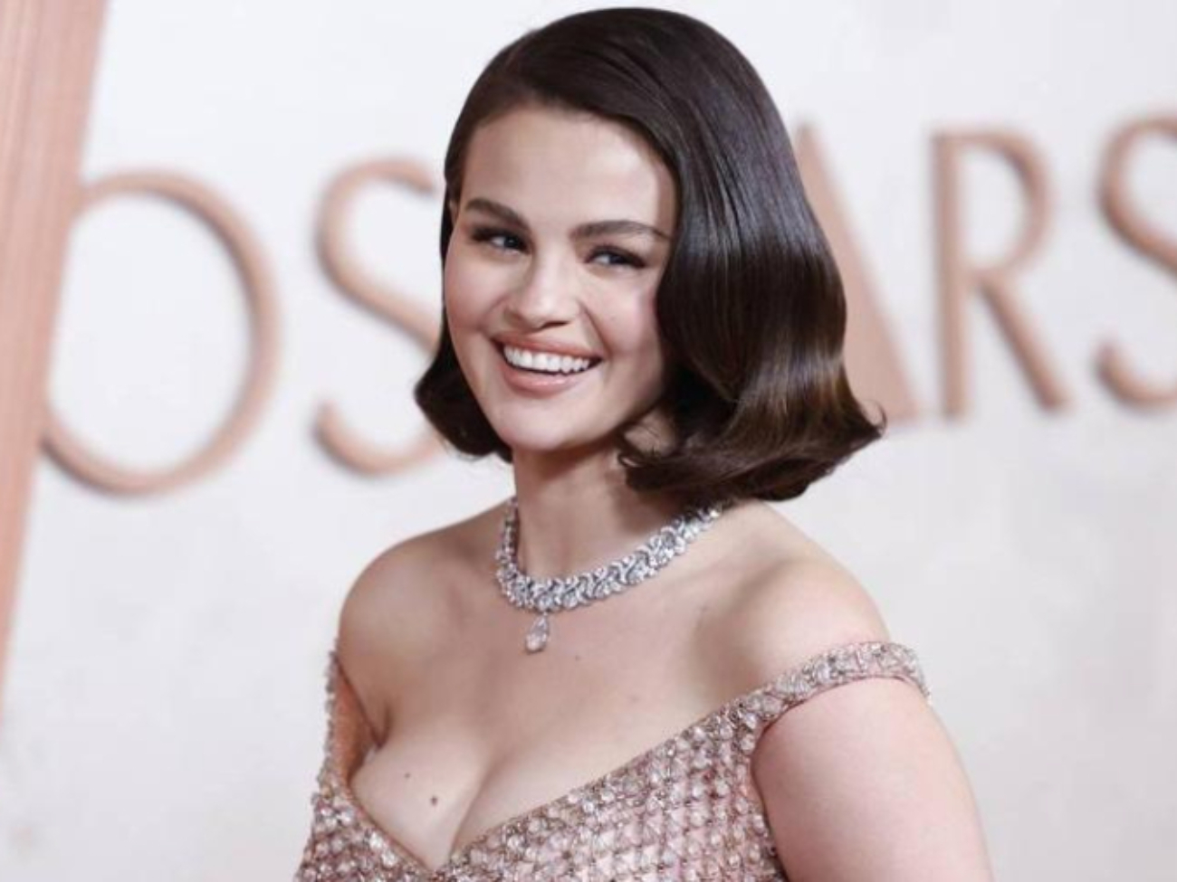 selena-gomez-recibe-el-premio-mujer-del-ano-en-billboard-mujeres-latinas-en-la-musica-2025-40178