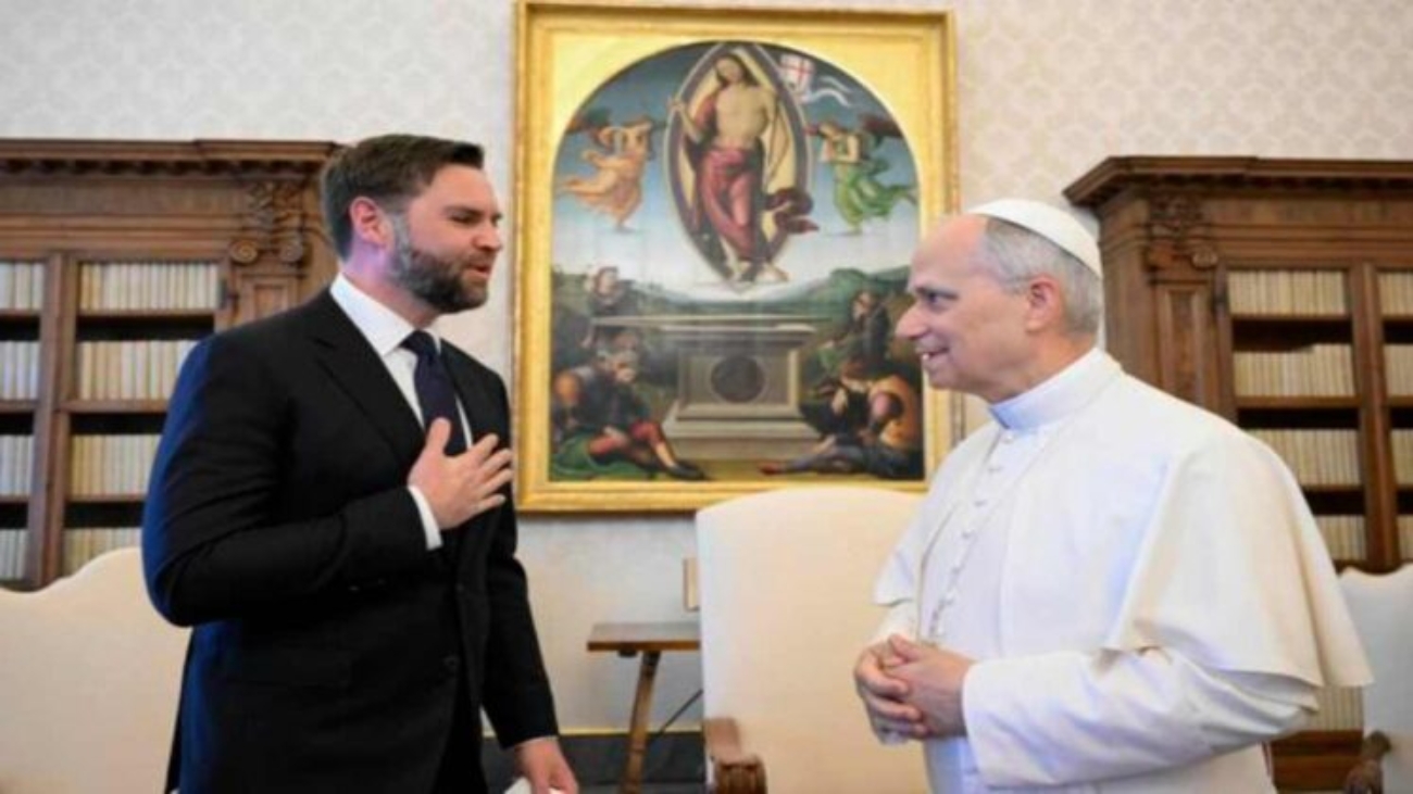 VATICAN CITY (Vatican City State (Holy See)), 19/05/2025.- A handout picture provided by the Vatican Media shows US Vice President Vance and Pope Leo XIV during their meeting in the Vatican, May 19, 2025. (Papa) EFE/EPA/VATICAN MEDIA HANDOUT HANDOUT EDITORIAL USE ONLY/NO SALES