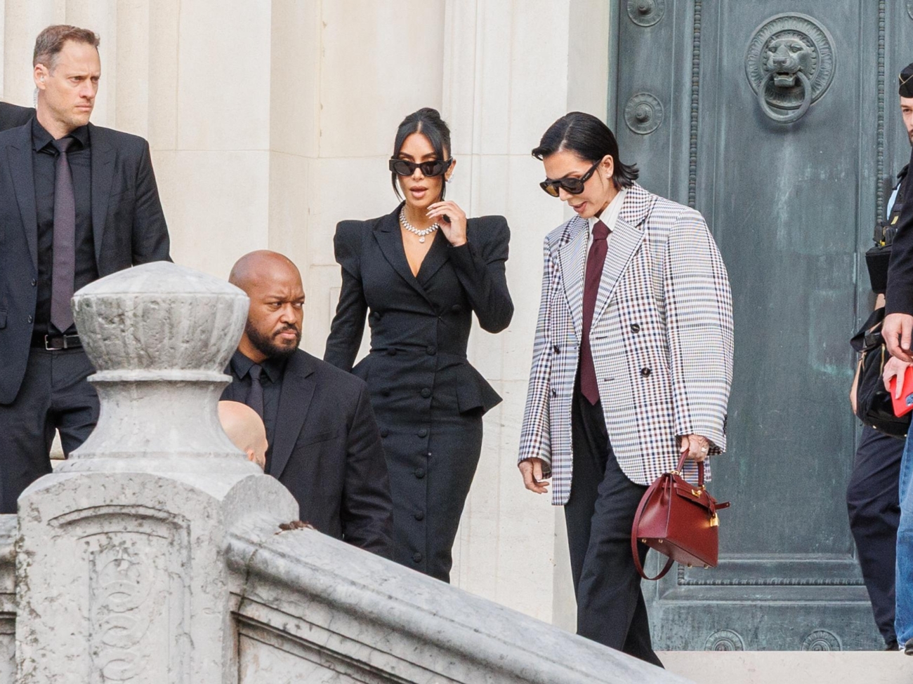 Paris (France), 13/05/2025.- US celebrity Kim Kardashian leaves the Paris Courthouse after testifying as part of the trial against suspects in the 2016 armed robbery against her, in Paris, France, 13 May 2025. US celebrity Kardashian testified at Paris court in the trial against 10 suspects accused of stealing jewelry valued at millions during her stay at an apartment in the October 2016 Paris Fashion Week. (Moda, Francia) EFE/EPA/SADAK SOUICI