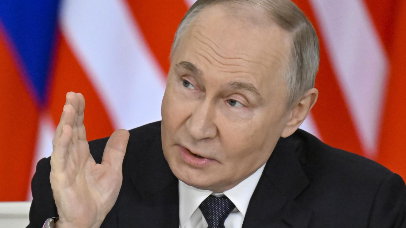 FOTODELDÍA MOSCÚ (Federación Rusa), 14/05/2025.- El presidente ruso, Vladímir Putin, habla durante una declaración conjunta a los medios de comunicación con el primer ministro de Malasia tras sus conversaciones en el Kremlin en Moscú, Rusia, este miércoles. El primer ministro malasio se encuentra de visita oficial en Moscú. EFE/ Alexander Nemenov / POOL