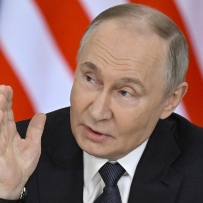 FOTODELDÍA MOSCÚ (Federación Rusa), 14/05/2025.- El presidente ruso, Vladímir Putin, habla durante una declaración conjunta a los medios de comunicación con el primer ministro de Malasia tras sus conversaciones en el Kremlin en Moscú, Rusia, este miércoles. El primer ministro malasio se encuentra de visita oficial en Moscú. EFE/ Alexander Nemenov / POOL