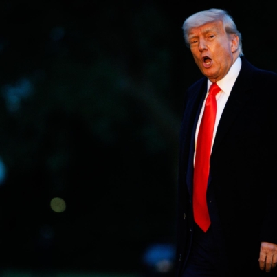 WASHINGTON (United States), 22/05/2025.- US President Donald Trump walks towards the White House after landing on the South Lawn in Washington, DC, USA, 22 May 2025. President Trump is returning from Trump National Golf Club in Virginia after a private dinner. EFE/EPA/SAMUEL CORUM / POOL