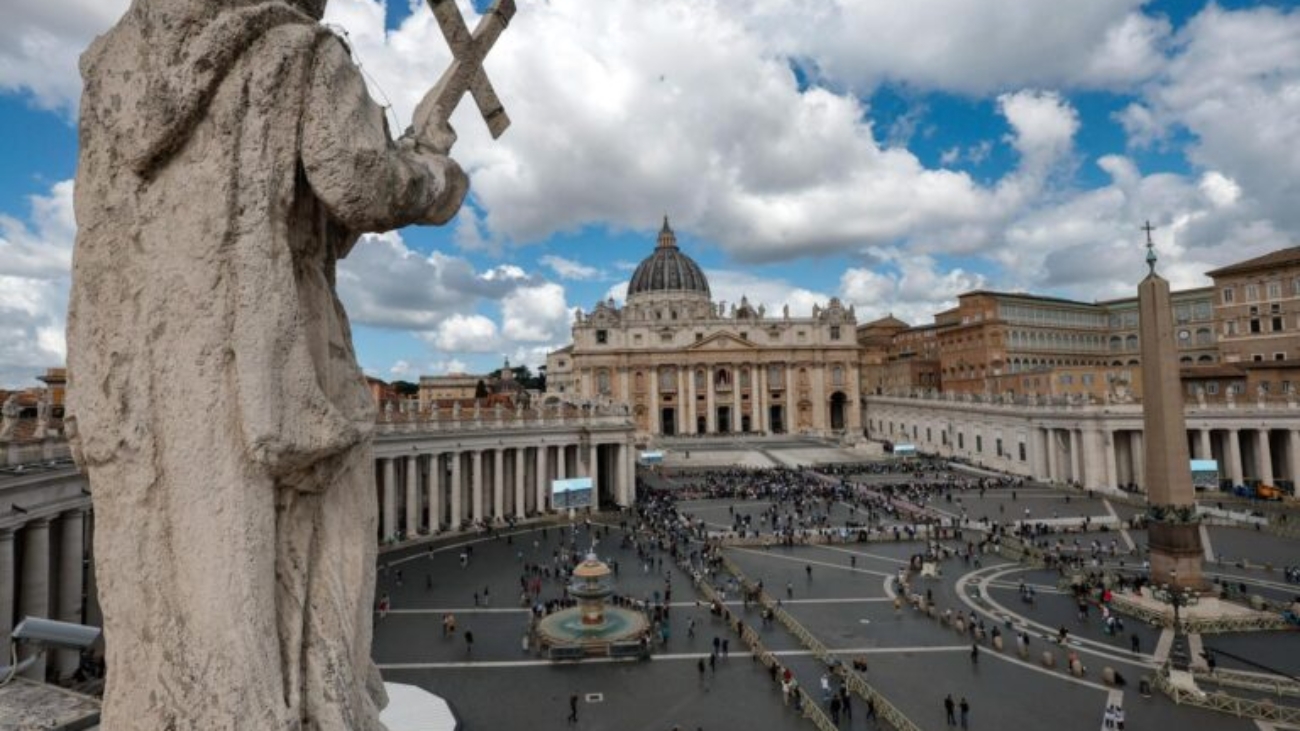 VATICAN CITY (Vatican City State (Holy See)), 08/05/2025.- A view of St. Peter's Basilica on the second day of the conclave to elect the next pope, in Vatican City, 08 May 2025. (Papa) EFE/EPA/GIUSEPPE LAMI