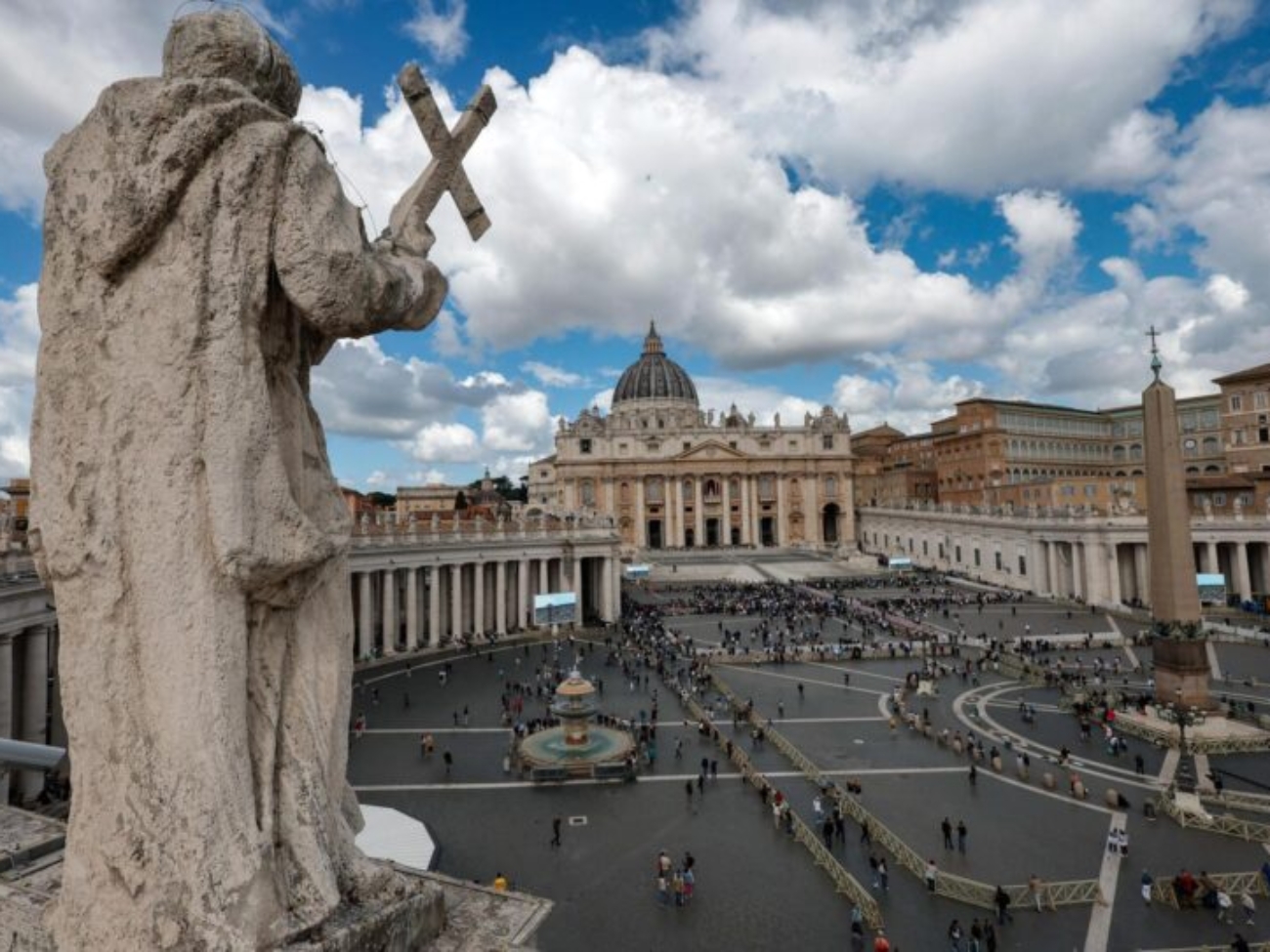 VATICAN CITY (Vatican City State (Holy See)), 08/05/2025.- A view of St. Peter's Basilica on the second day of the conclave to elect the next pope, in Vatican City, 08 May 2025. (Papa) EFE/EPA/GIUSEPPE LAMI