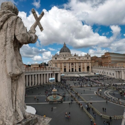VATICAN CITY (Vatican City State (Holy See)), 08/05/2025.- A view of St. Peter's Basilica on the second day of the conclave to elect the next pope, in Vatican City, 08 May 2025. (Papa) EFE/EPA/GIUSEPPE LAMI