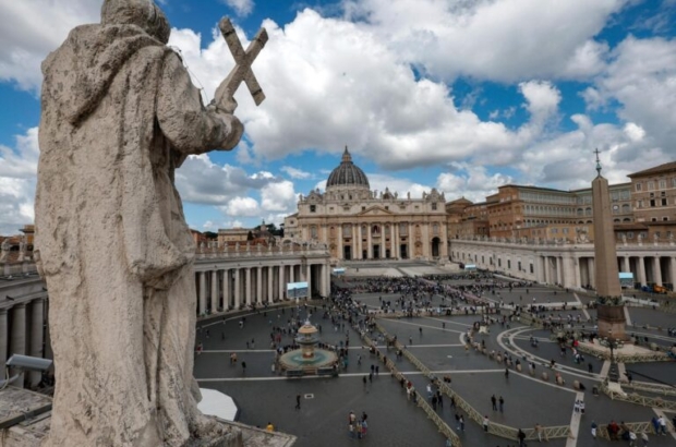 VATICAN CITY (Vatican City State (Holy See)), 08/05/2025.- A view of St. Peter's Basilica on the second day of the conclave to elect the next pope, in Vatican City, 08 May 2025. (Papa) EFE/EPA/GIUSEPPE LAMI