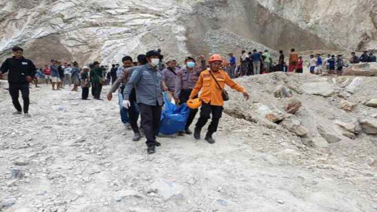 Cirebon Regency (Indonesia), 30/05/2025.- A handout photo made available by the Indonesian National Board for Disaster Management (BNPB) shows rescuers carrying the body of a victim following a landslide at a quarry in Cirebon Regency, West Java province, Indonesia, 30 May 2025. According to BNPB, the landslide which occurred at a stone mining site in Cirebon Regency, left at least 10 people dead, while scores of others were reported missing. (deslizamiento de tierras) EFE/EPA/INDONESIAN NATIONAL BOARD FOR DISASTER MANAGEMENT BNPB/HANDOUT --BEST QUALITY AVAILABLE--HANDOUT EDITORIAL USE ONLY/NO SALES