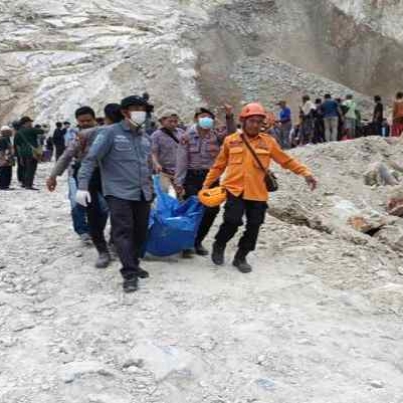 Cirebon Regency (Indonesia), 30/05/2025.- A handout photo made available by the Indonesian National Board for Disaster Management (BNPB) shows rescuers carrying the body of a victim following a landslide at a quarry in Cirebon Regency, West Java province, Indonesia, 30 May 2025. According to BNPB, the landslide which occurred at a stone mining site in Cirebon Regency, left at least 10 people dead, while scores of others were reported missing. (deslizamiento de tierras) EFE/EPA/INDONESIAN NATIONAL BOARD FOR DISASTER MANAGEMENT BNPB/HANDOUT --BEST QUALITY AVAILABLE--HANDOUT EDITORIAL USE ONLY/NO SALES