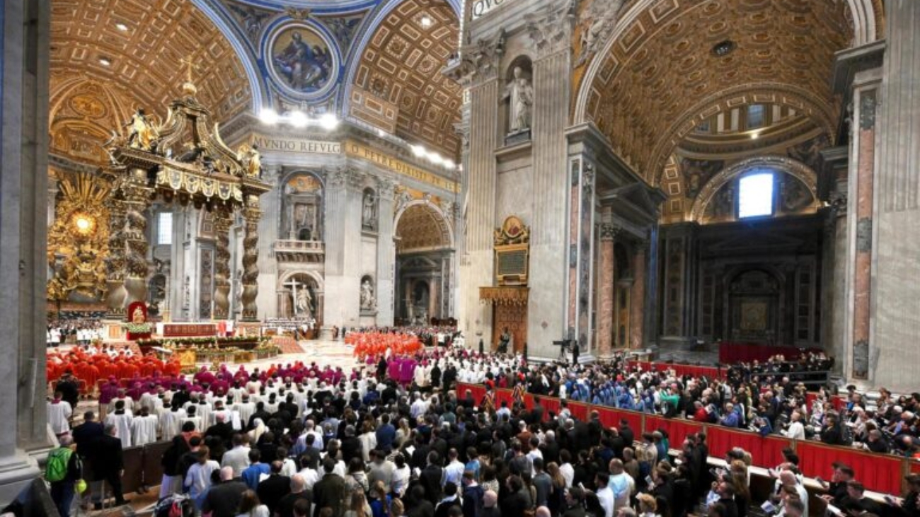 VATICAN CITY (Vatican City State (Holy See)), 07/05/2025.- Cardinals and faithful attend a special Mass 'Pro eligendo papa' or for the election of the Pope, before the start of the conclave, at St Peter's Basilica in the Vatican, 07 May 2025. (Papa) EFE/EPA/ALESSANDRO DI MEO