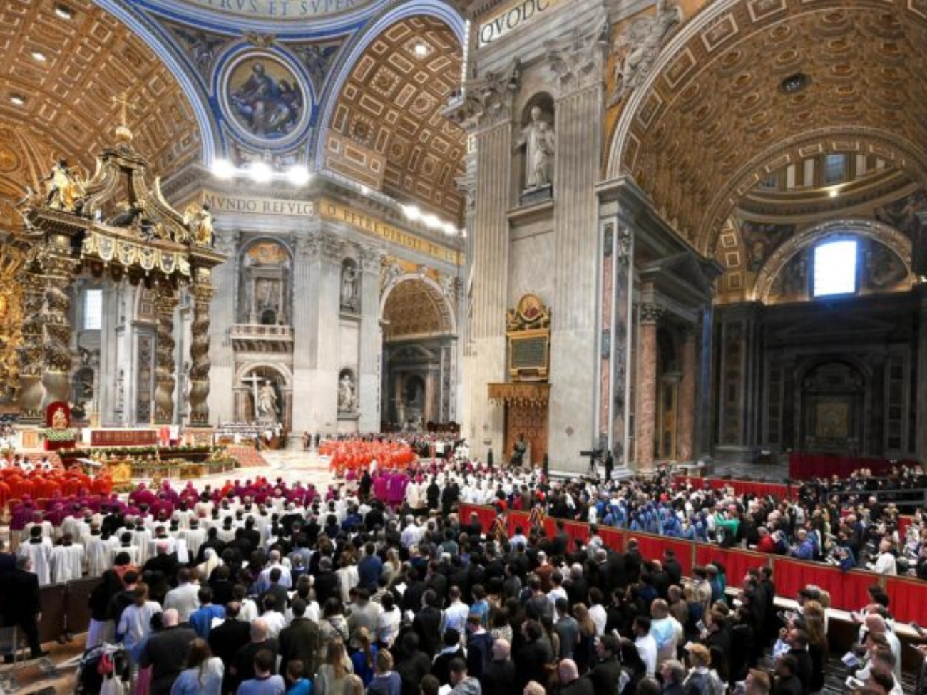 VATICAN CITY (Vatican City State (Holy See)), 07/05/2025.- Cardinals and faithful attend a special Mass 'Pro eligendo papa' or for the election of the Pope, before the start of the conclave, at St Peter's Basilica in the Vatican, 07 May 2025. (Papa) EFE/EPA/ALESSANDRO DI MEO