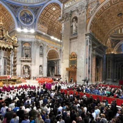 VATICAN CITY (Vatican City State (Holy See)), 07/05/2025.- Cardinals and faithful attend a special Mass 'Pro eligendo papa' or for the election of the Pope, before the start of the conclave, at St Peter's Basilica in the Vatican, 07 May 2025. (Papa) EFE/EPA/ALESSANDRO DI MEO