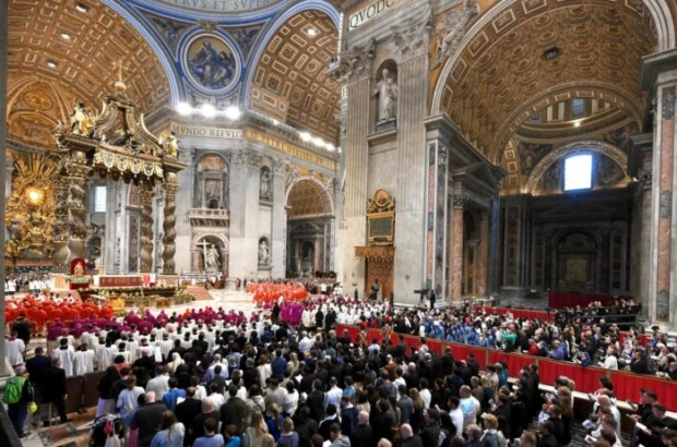 VATICAN CITY (Vatican City State (Holy See)), 07/05/2025.- Cardinals and faithful attend a special Mass 'Pro eligendo papa' or for the election of the Pope, before the start of the conclave, at St Peter's Basilica in the Vatican, 07 May 2025. (Papa) EFE/EPA/ALESSANDRO DI MEO