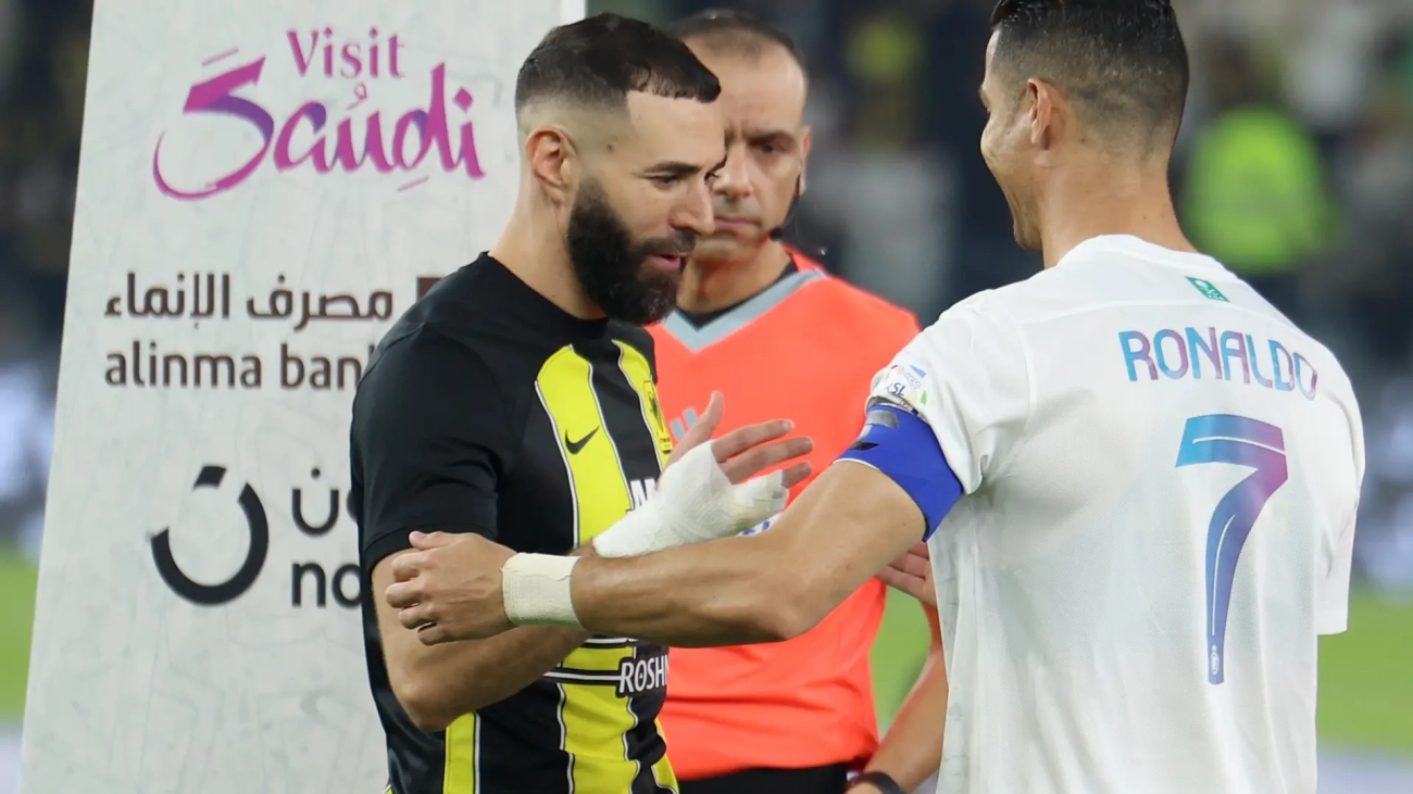 benzema-y-cristiano-ronaldo-se-saludan-antes-del-arranque-del-partido