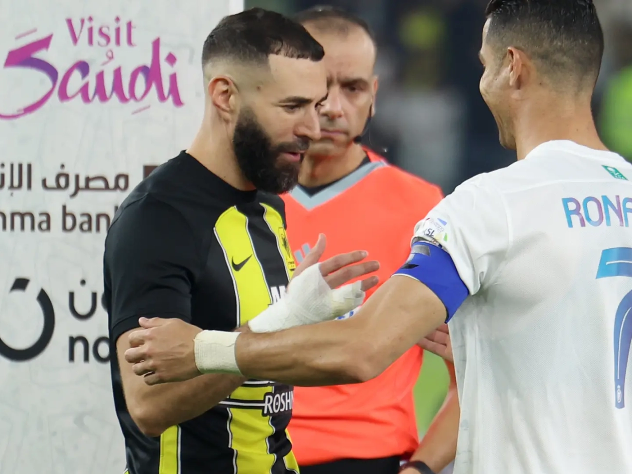 benzema-y-cristiano-ronaldo-se-saludan-antes-del-arranque-del-partido
