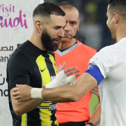 benzema-y-cristiano-ronaldo-se-saludan-antes-del-arranque-del-partido