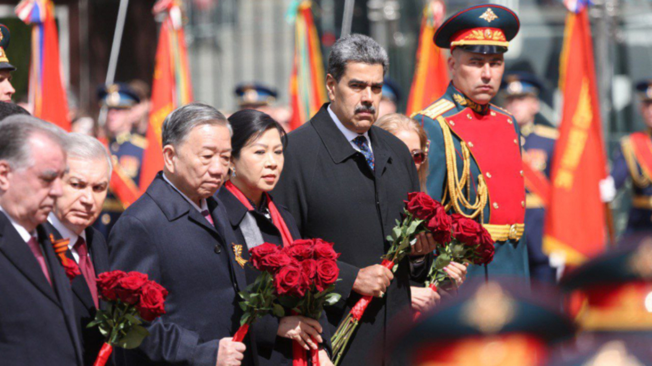 cortesia-nicolas-maduro-realiza-ofrenda-floral-en-la-tumba-del-soldado-desconocido-41086
