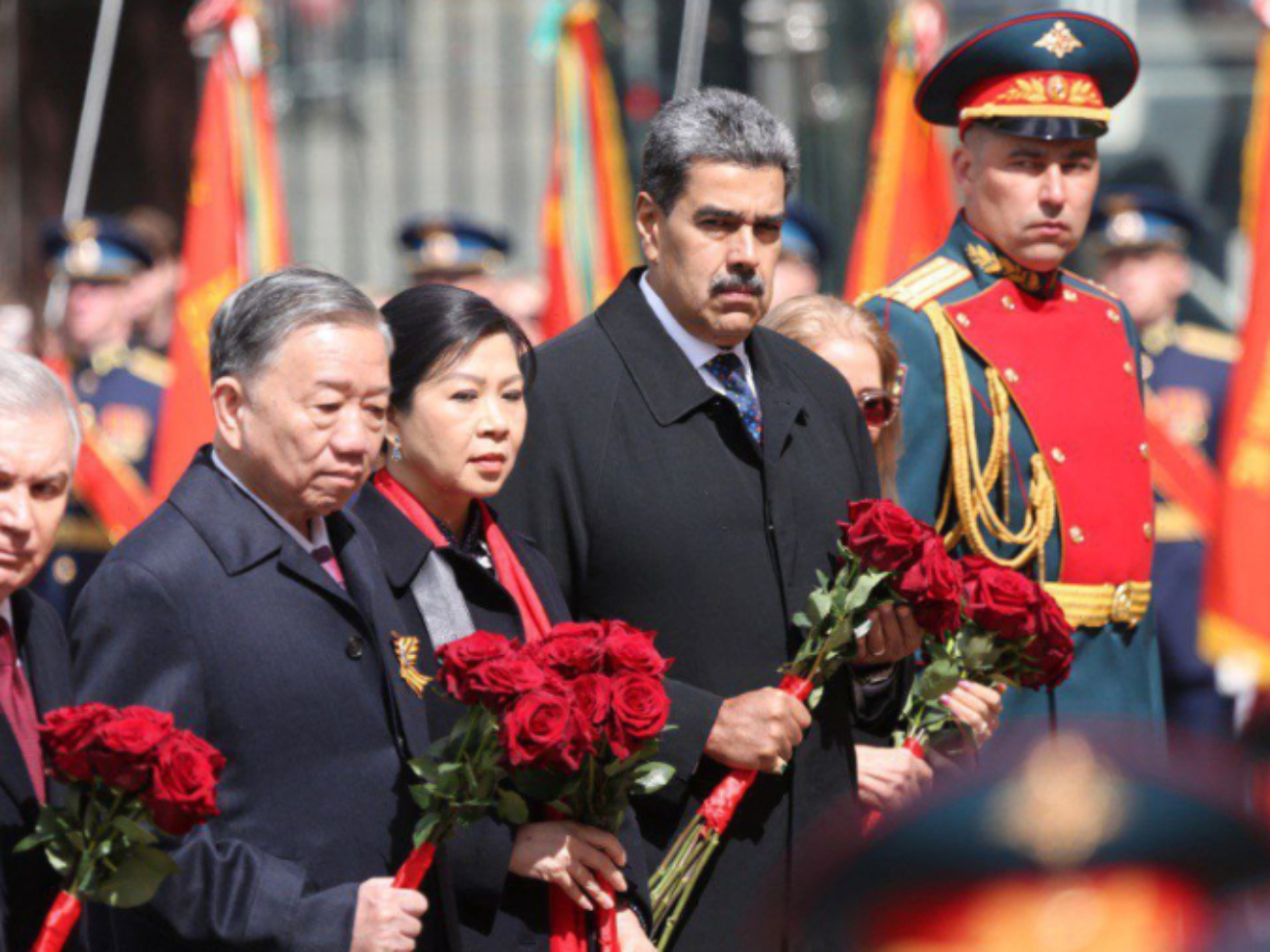 cortesia-nicolas-maduro-realiza-ofrenda-floral-en-la-tumba-del-soldado-desconocido-41086