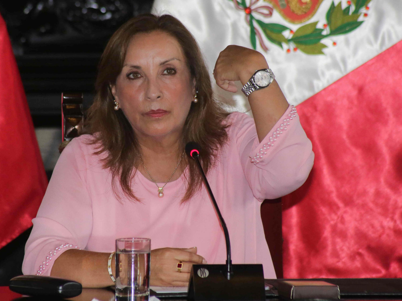 AME5005. BOGOTÁ (COLOMBIA), 18/07/2024.- Fotografía de archivo fechada el 05 de abril de 2024 de la presidenta de Perú, Dina Boluarte, mostrando sus joyas en una rueda de prensa en Lima (Perú). La Subcomisión de Acusaciones Constitucionales del Congreso aprobó este jueves admitir a trámite la denuncia constitucional contra la presidenta de Perú, Dina Boluarte, por el delito de cohecho pasivo impropio, a raíz de los relojes Rolex y otras joyas que lució públicamente sin haberlos declarado entre sus bienes. EFE/ STR
