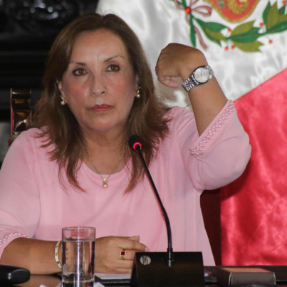 AME5005. BOGOTÁ (COLOMBIA), 18/07/2024.- Fotografía de archivo fechada el 05 de abril de 2024 de la presidenta de Perú, Dina Boluarte, mostrando sus joyas en una rueda de prensa en Lima (Perú). La Subcomisión de Acusaciones Constitucionales del Congreso aprobó este jueves admitir a trámite la denuncia constitucional contra la presidenta de Perú, Dina Boluarte, por el delito de cohecho pasivo impropio, a raíz de los relojes Rolex y otras joyas que lució públicamente sin haberlos declarado entre sus bienes. EFE/ STR
