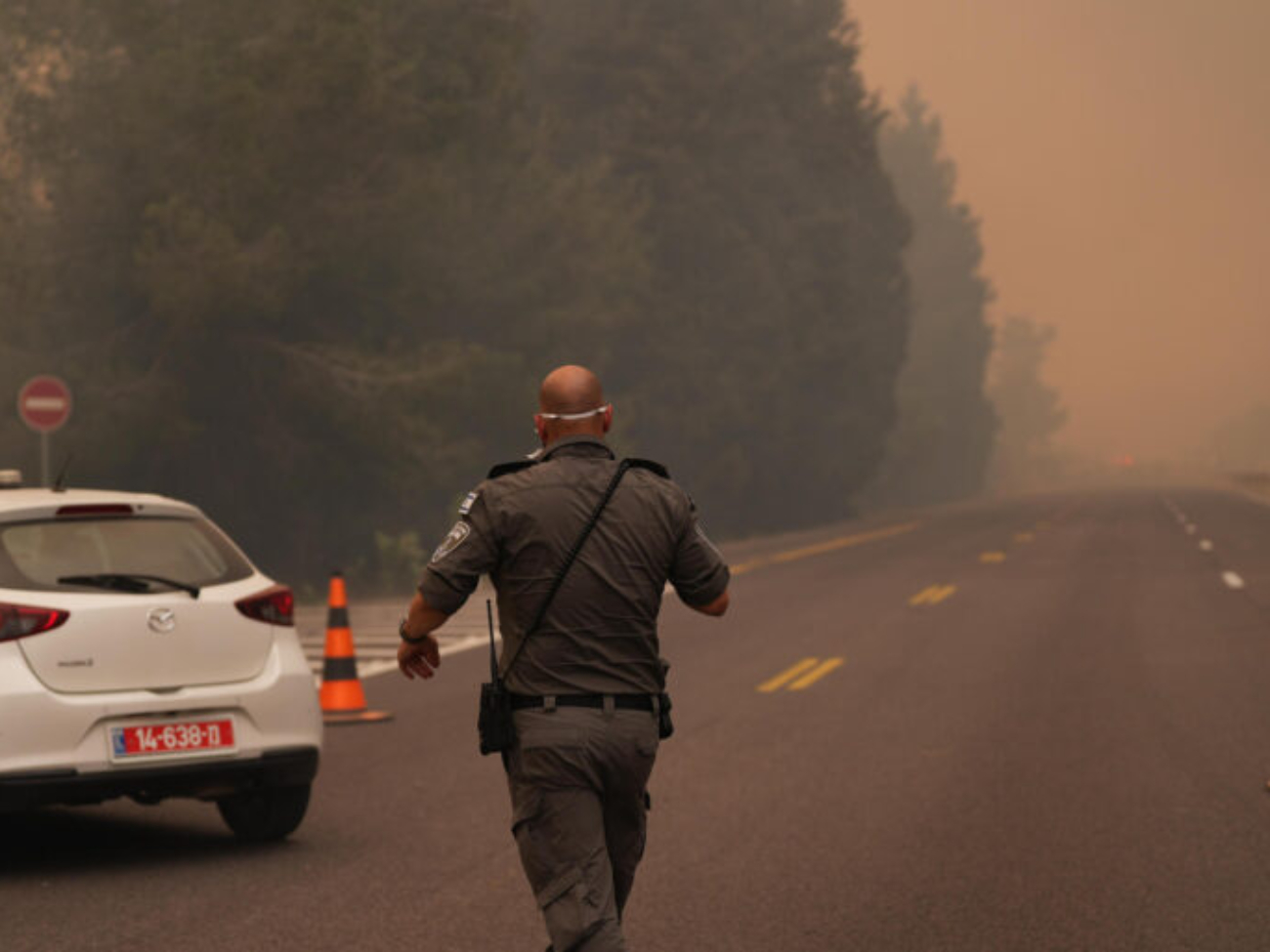 JERUSALÉN , 30/04/2025.- Incendios en las bosques próximos a Jerusalén, que se declararon este miércoles por la mañana y por el momento permanecen fuera de control, han obligado a las autoridades israelíes a evacuar localidades próximas al fuego y cortar carreteras a las que han llegado las llamas. EFE/ Policía de Israel SOLO USO EDITORIAL/SOLO DISPONIBLE PARA ILUSTRAR LA NOTICIA QUE ACOMPAÑA (CRÉDITO OBLIGATORIO)