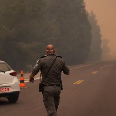 JERUSALÉN , 30/04/2025.- Incendios en las bosques próximos a Jerusalén, que se declararon este miércoles por la mañana y por el momento permanecen fuera de control, han obligado a las autoridades israelíes a evacuar localidades próximas al fuego y cortar carreteras a las que han llegado las llamas. EFE/ Policía de Israel SOLO USO EDITORIAL/SOLO DISPONIBLE PARA ILUSTRAR LA NOTICIA QUE ACOMPAÑA (CRÉDITO OBLIGATORIO)