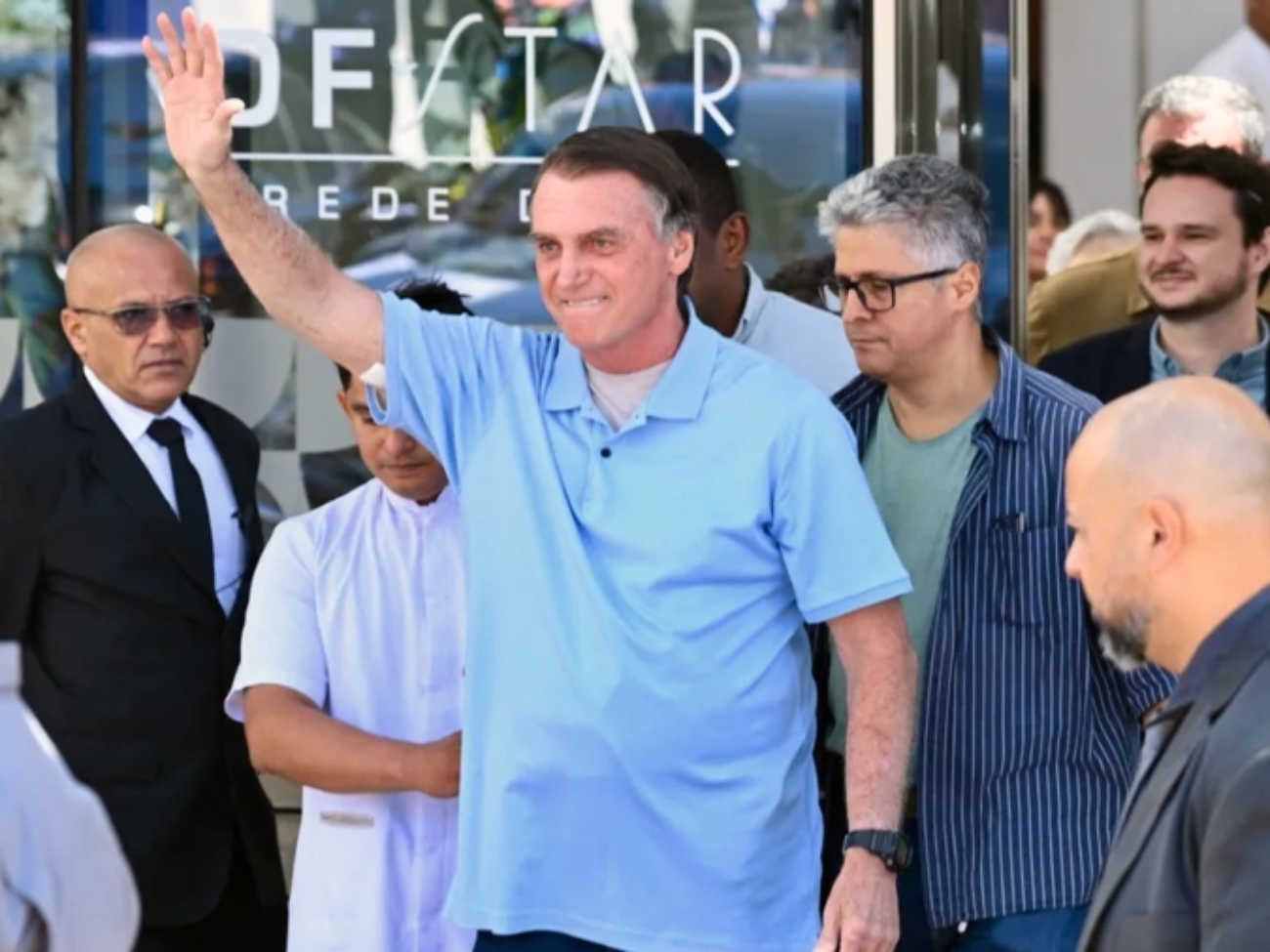 exmandatario-jair-bolsonaro-sale-del-hospital-tras-tres-semanas-de-ser-operado-40751