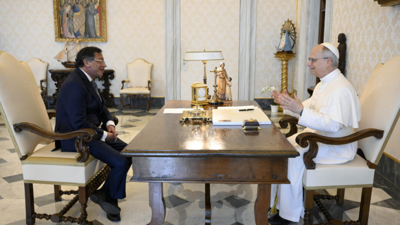 CIUDAD DEL VATICANO (VATICANO), 19/05/2025.- El papa León XIV durante su encuentro con el presidente de Colombia, Gustavo Petro (i) este lunes en el Vaticano. EFE/ Dicasterio de la Comunicación del Vaticano / Mario Tomassetti / SOLO USO EDITORIAL/SOLO DISPONIBLE PARA ILUSTRAR LA NOTICIA QUE ACOMPAÑA (CRÉDITO OBLIGATORIO)