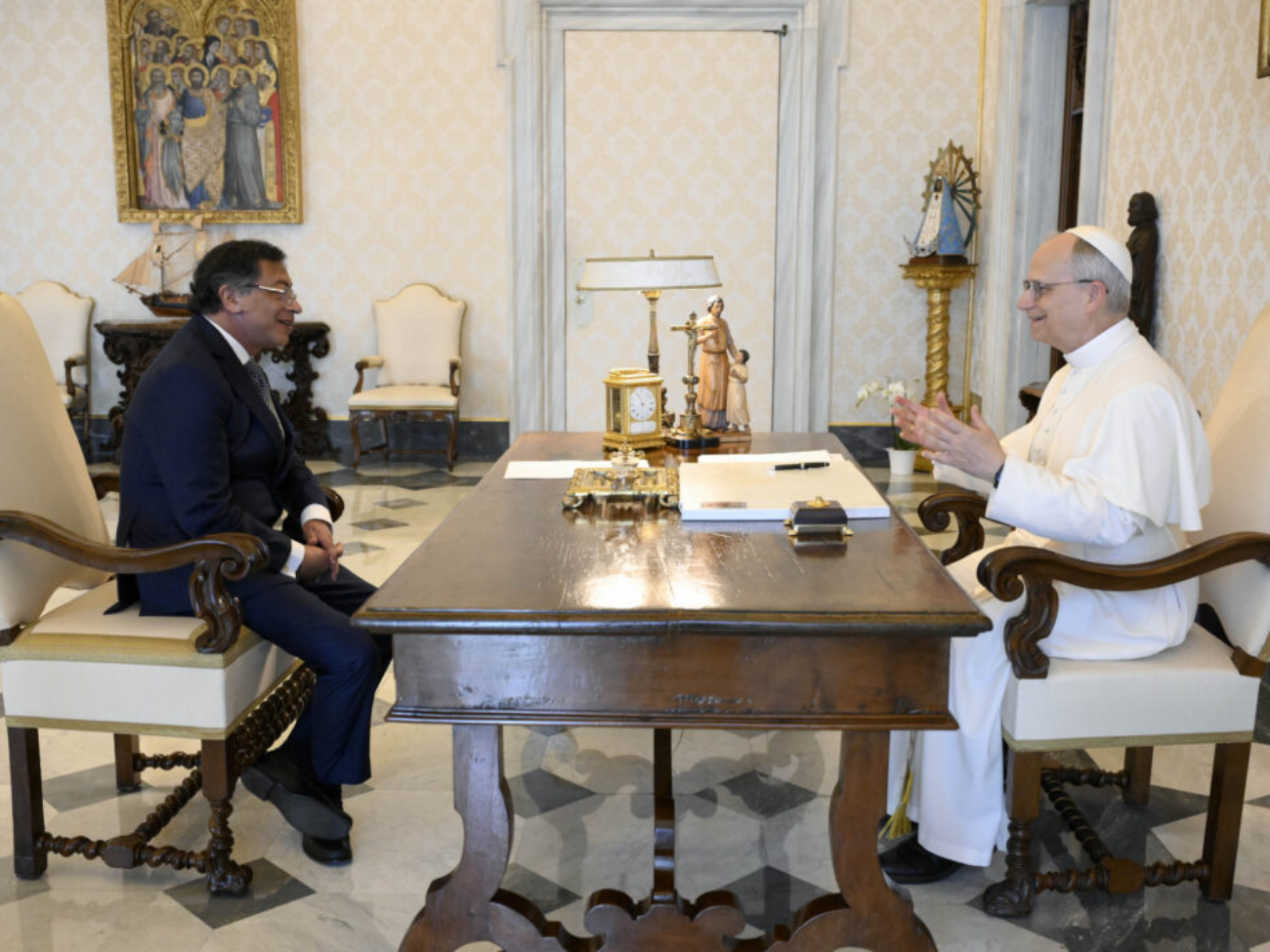 CIUDAD DEL VATICANO (VATICANO), 19/05/2025.- El papa León XIV durante su encuentro con el presidente de Colombia, Gustavo Petro (i) este lunes en el Vaticano. EFE/ Dicasterio de la Comunicación del Vaticano / Mario Tomassetti / SOLO USO EDITORIAL/SOLO DISPONIBLE PARA ILUSTRAR LA NOTICIA QUE ACOMPAÑA (CRÉDITO OBLIGATORIO)