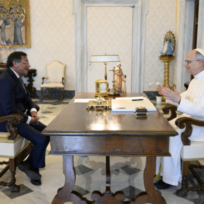 CIUDAD DEL VATICANO (VATICANO), 19/05/2025.- El papa León XIV durante su encuentro con el presidente de Colombia, Gustavo Petro (i) este lunes en el Vaticano. EFE/ Dicasterio de la Comunicación del Vaticano / Mario Tomassetti / SOLO USO EDITORIAL/SOLO DISPONIBLE PARA ILUSTRAR LA NOTICIA QUE ACOMPAÑA (CRÉDITO OBLIGATORIO)
