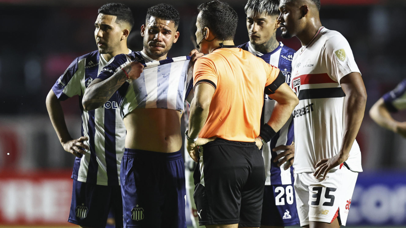 AMDEP6429. SAO PAULO (BRASIL), 27/05/2025.- Miguel Navarro (2-i) de Talleres reacciona este martes, en un partido de la fase de grupos de la Copa Libertadores entre Sao Paulo y Talleres en el estadio Morumbi en Sao Paulo (Brasil). EFE/ Isaac Fontana