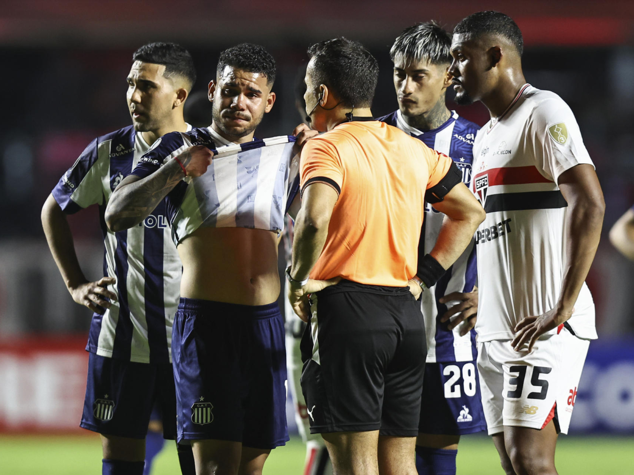 AMDEP6429. SAO PAULO (BRASIL), 27/05/2025.- Miguel Navarro (2-i) de Talleres reacciona este martes, en un partido de la fase de grupos de la Copa Libertadores entre Sao Paulo y Talleres en el estadio Morumbi en Sao Paulo (Brasil). EFE/ Isaac Fontana