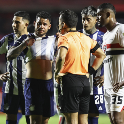 AMDEP6429. SAO PAULO (BRASIL), 27/05/2025.- Miguel Navarro (2-i) de Talleres reacciona este martes, en un partido de la fase de grupos de la Copa Libertadores entre Sao Paulo y Talleres en el estadio Morumbi en Sao Paulo (Brasil). EFE/ Isaac Fontana