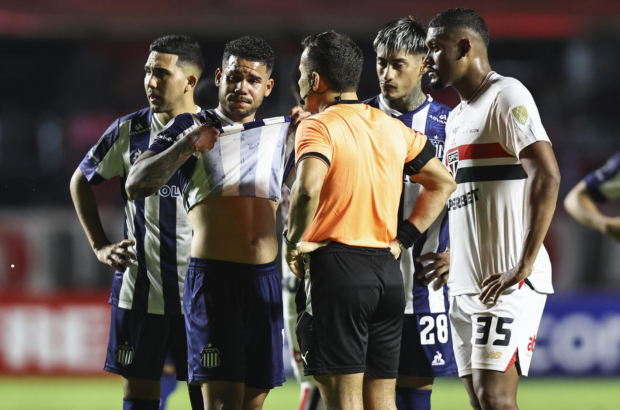 AMDEP6429. SAO PAULO (BRASIL), 27/05/2025.- Miguel Navarro (2-i) de Talleres reacciona este martes, en un partido de la fase de grupos de la Copa Libertadores entre Sao Paulo y Talleres en el estadio Morumbi en Sao Paulo (Brasil). EFE/ Isaac Fontana