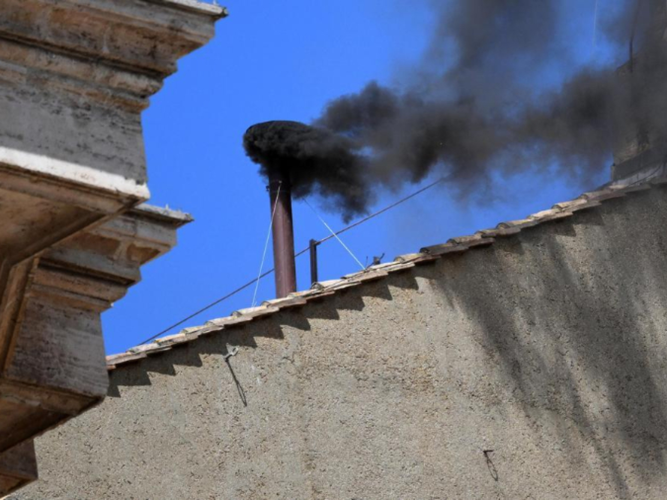 fumata-negra-no-se-ha-elegido-un-papa-tras-tercera-votacion-en-el-conclave-41041