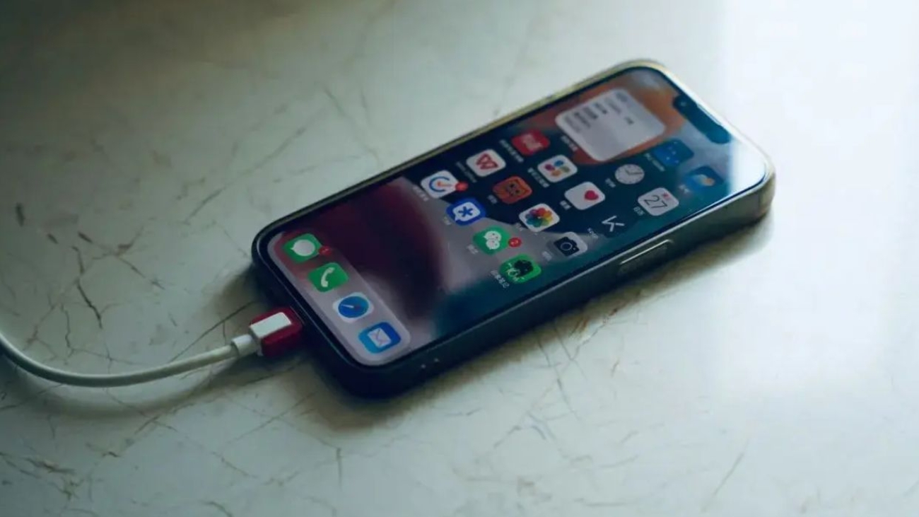 la-inteligencia-artificial-llega-a-la-bateria-del-iphone-asi-estaria-planeando-apple-extender-su-du-175533