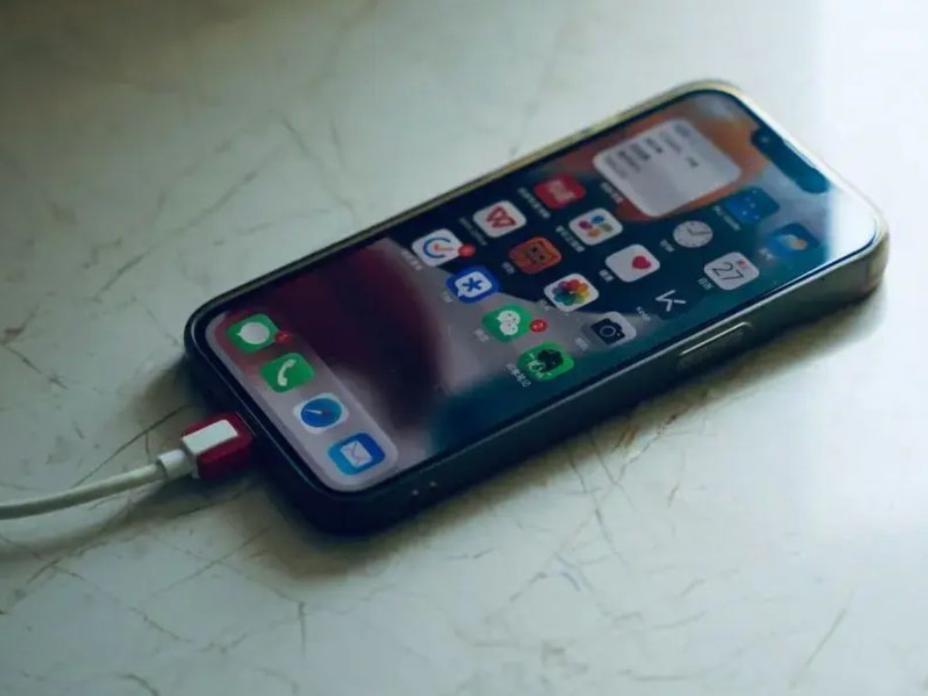 la-inteligencia-artificial-llega-a-la-bateria-del-iphone-asi-estaria-planeando-apple-extender-su-du-175533
