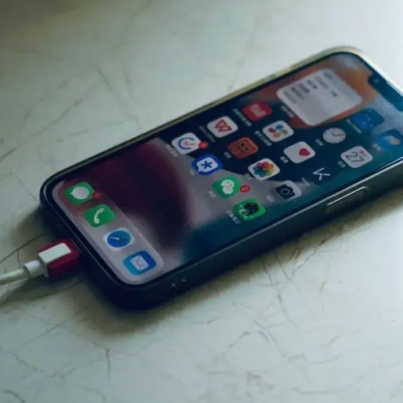 la-inteligencia-artificial-llega-a-la-bateria-del-iphone-asi-estaria-planeando-apple-extender-su-du-175533