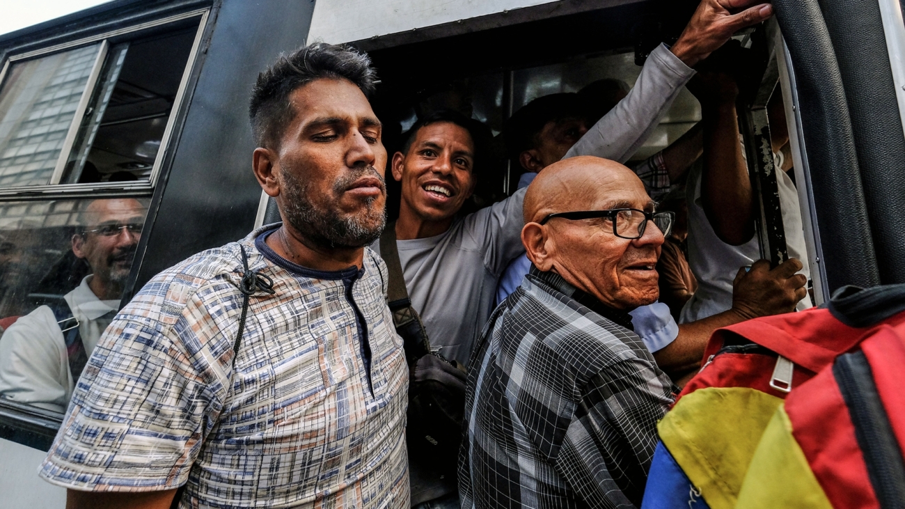 People use public transportation during a power cut in Caracas on March 7, 2019. The government of Nicolas Maduro denounced a "sabotage" against the main electric power dam in the country, after a massive blackout left Caracas and vast regions of Venezuela in the darkness. (Photo by Matias DELACROIX / AFP)
